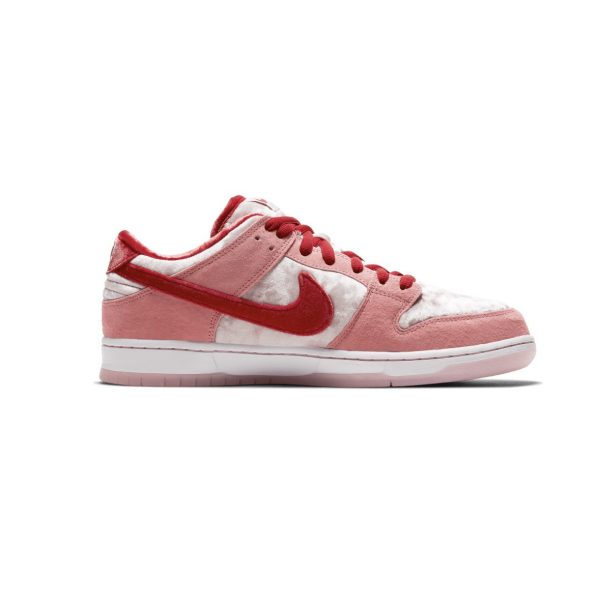 Alternative view of SB Dunk Low “Strange Love”